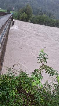 Narasla Soča_zaprt most na Volarjih 27.9.24 (Komunala Tolmin)